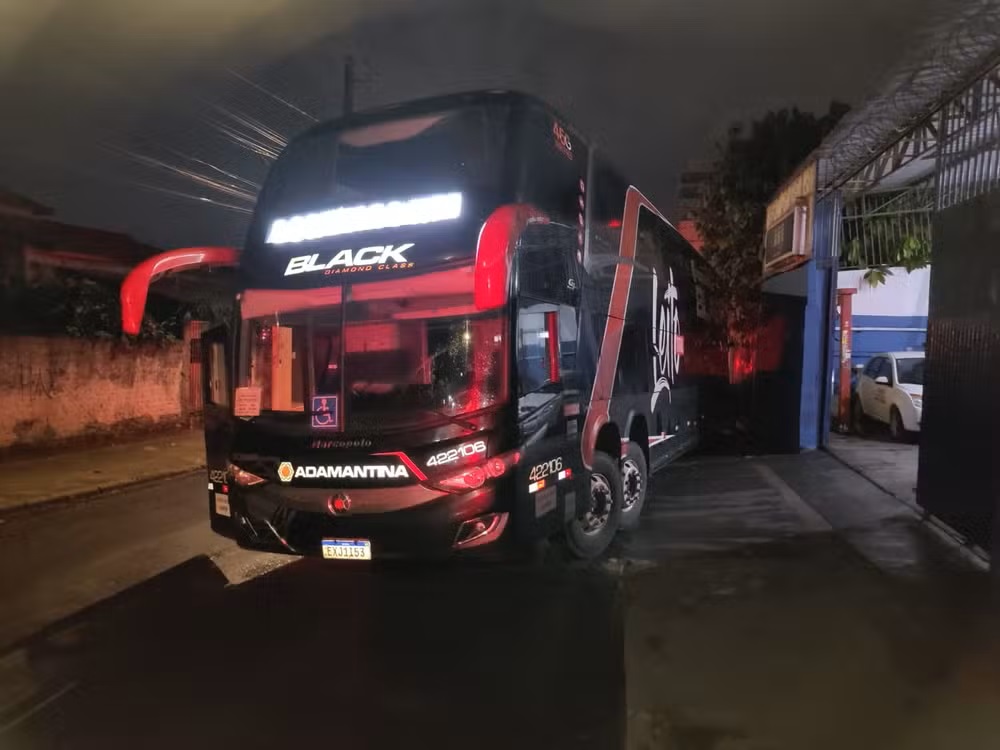 Ônibus perde controle ao tentar subir morro em BH e arrasta carros para calçada - Onibus nao conseguiu terminar a subida e desceu descontrolado atingindo dois carros — Foto Redes sociais 2