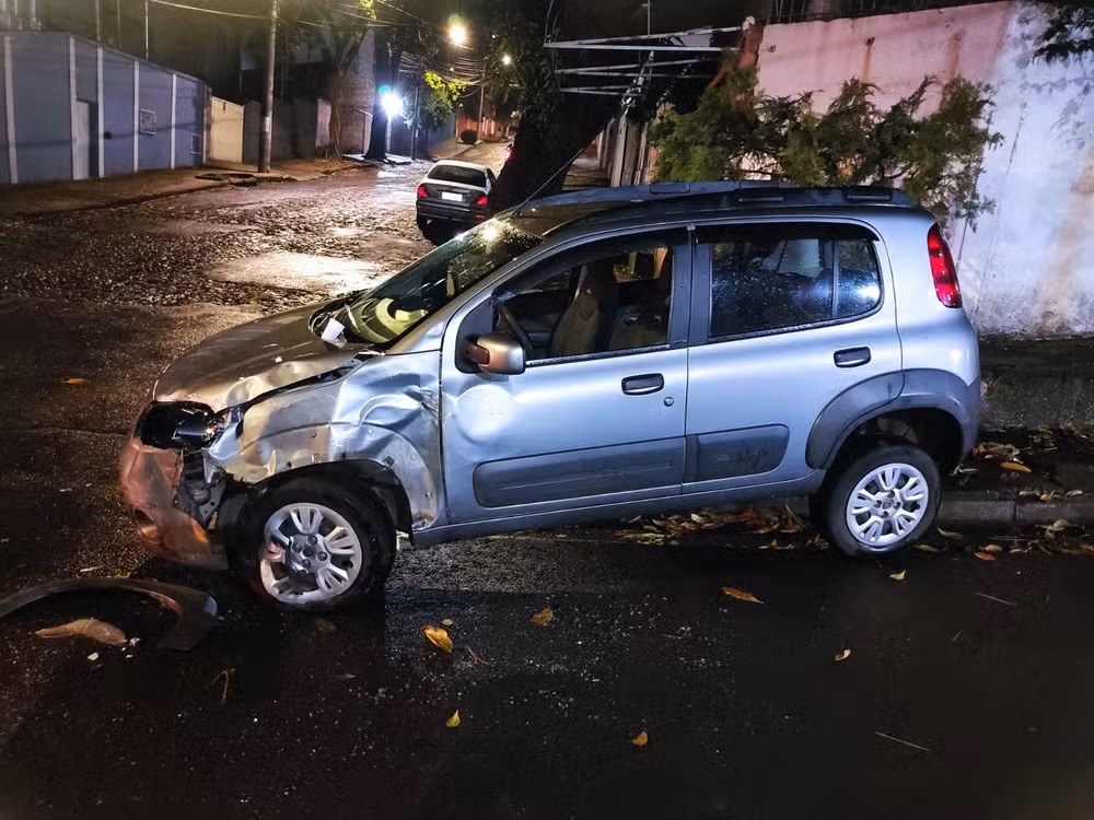 Ônibus perde controle ao tentar subir morro em BH e arrasta carros para calçada - Onibus nao conseguiu terminar a subida e desceu descontrolado atingindo dois carros — Foto Redes sociais 3