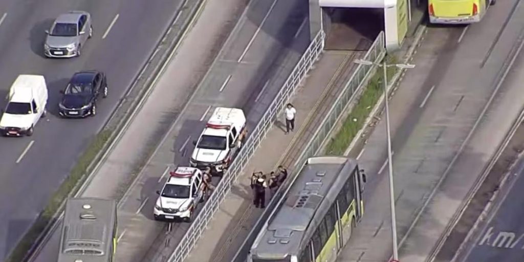 Dois homens foram presos após uma troca de tiros com policiais militares na avenida Antônio Carlos, nesta sexta-feira (26). - Reproducao TV Globo