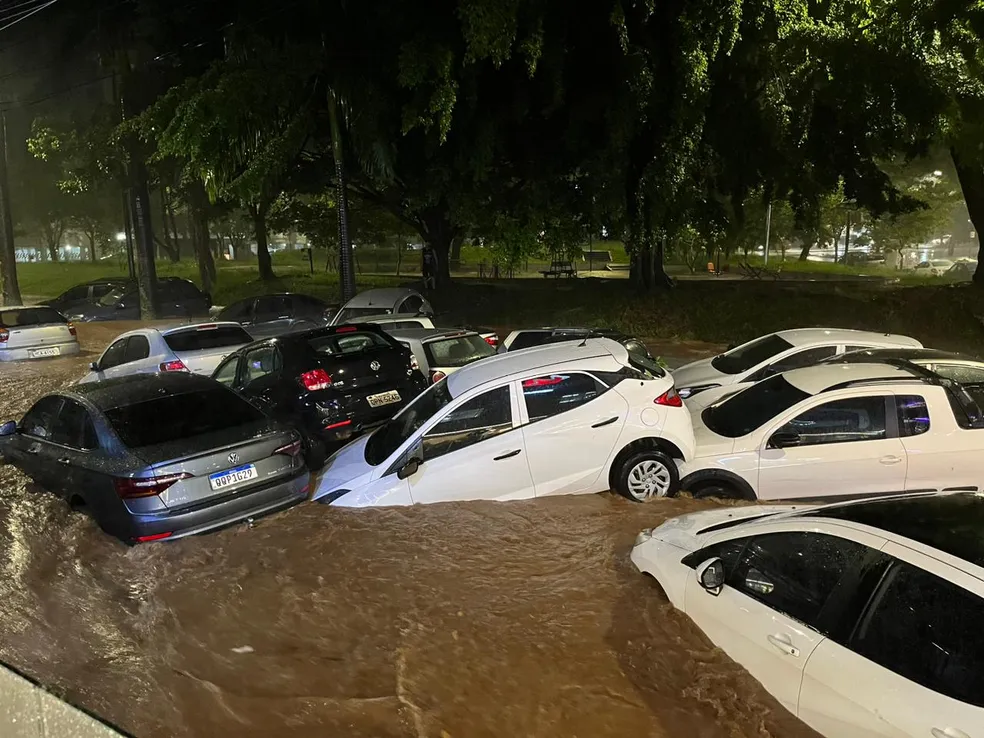 VÍDEO: Chuva forte provoca alagamentos e arrasta carros em BH