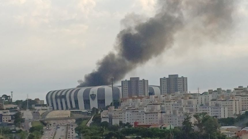 VÍDEO: Ônibus pega fogo na BR-040, em BH