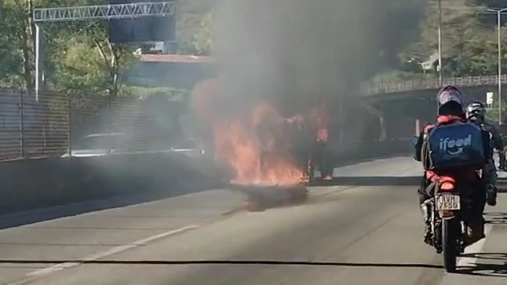 BH: Carro pega fogo e complica trânsito no Anel Rodoviário