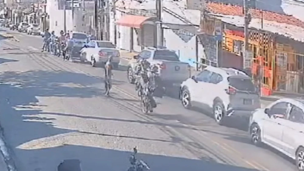 VÍDEO: Homem empina moto e mata idoso no Sul de Minas 2 Homem empina moto e mata idoso no Sul de Minas