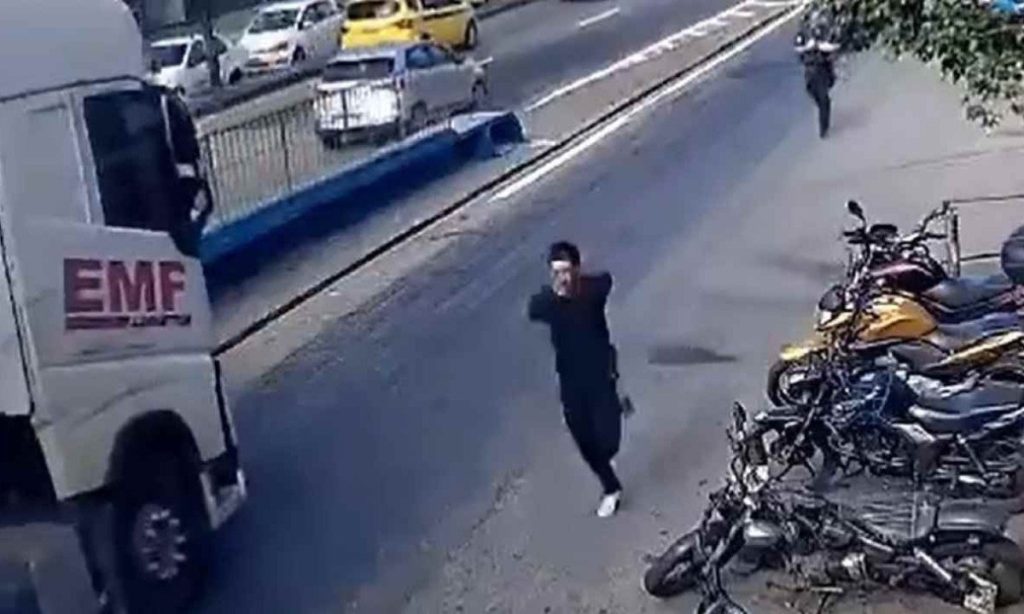 VÍDEO: Homem algemado tenta escapar da delegacia, mas é preso no Rio