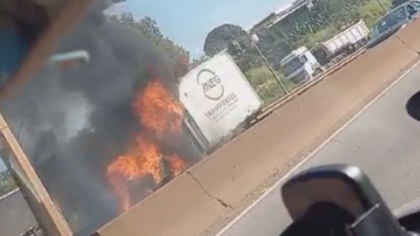 VÍDEO: Caminhão pega fogo na BR-381, em Betim, na Grande BH