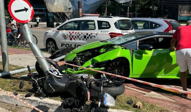 Motorista de Lamborghini persegue ladrão e bate carro em poste