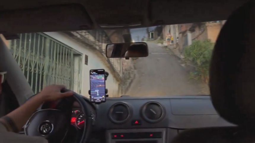 Motorista de app 'sofre' ao subir morro em BH e vídeo viraliza