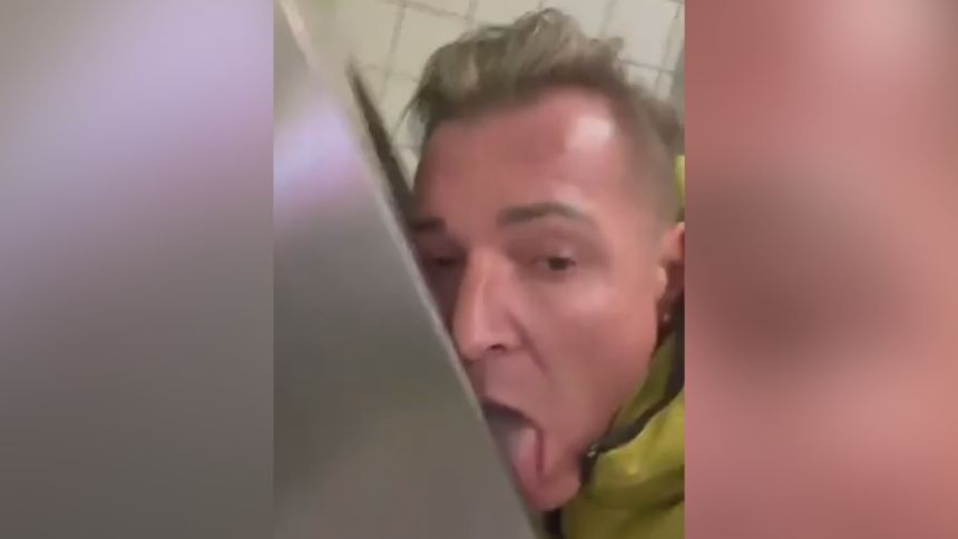 Político posta vídeo lambendo privada e é expulso de partido na Alemanha