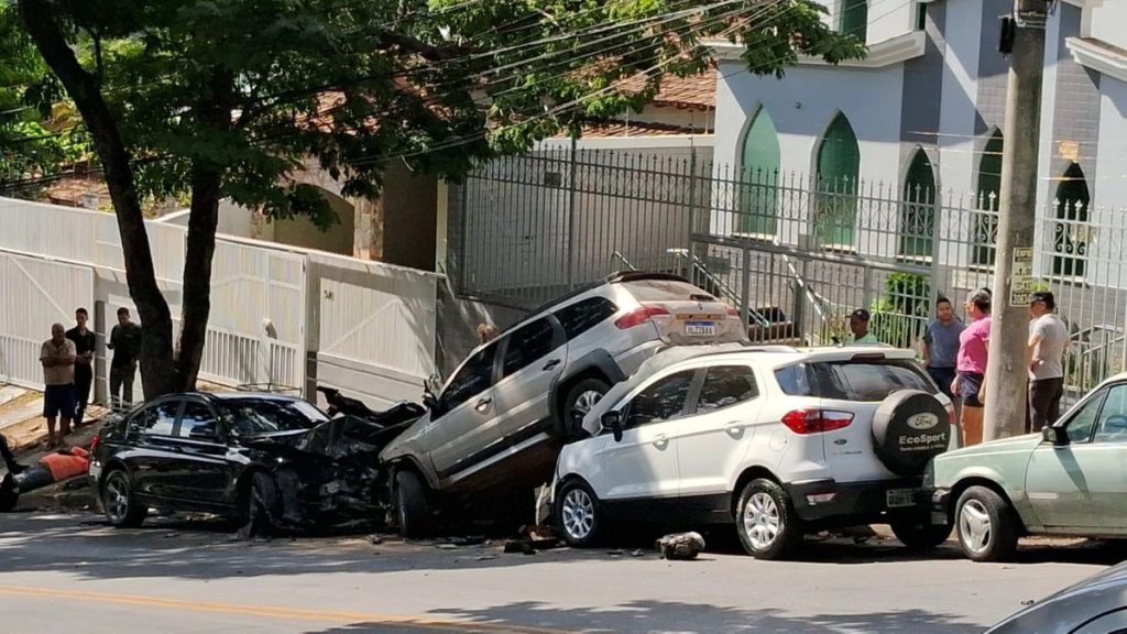 BMW atropela motociclista e carros param em cima do outro em BH