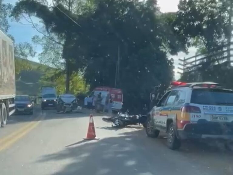 VÍDEO: Motociclista morre após bater de frente com carro que invadiu contramão no interior de Minas