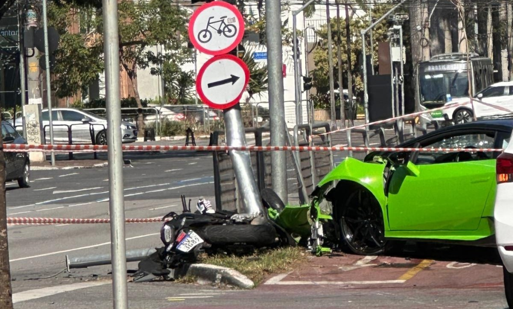 Vídeo: Motorista de Lamborghini persegue ladrão e bate carro em poste