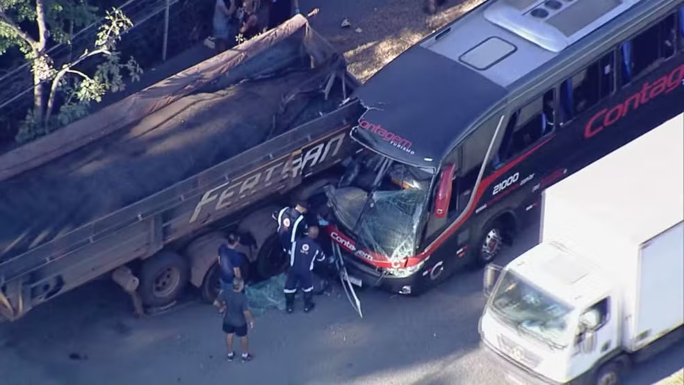 BH: 10 pessoas ficam feridas após ônibus bater em carreta no Barreiro