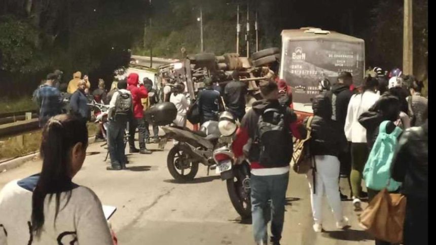 Acidente entre ônibus e carreta deixa oito feridos na Grande BH