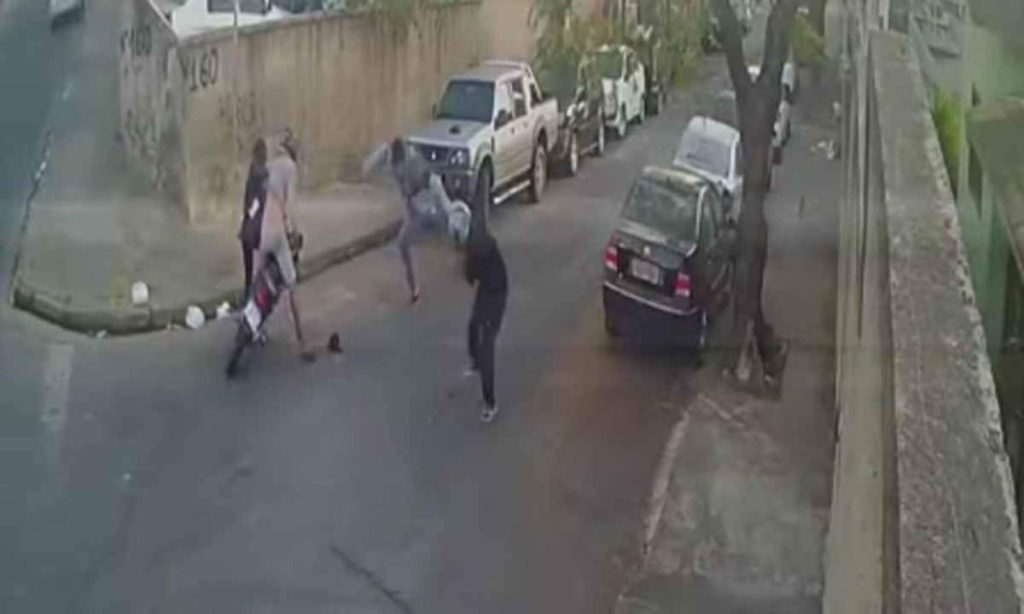 VÍDEO: Ladrões tentam assaltar mulher e levam 'voadora' em BH