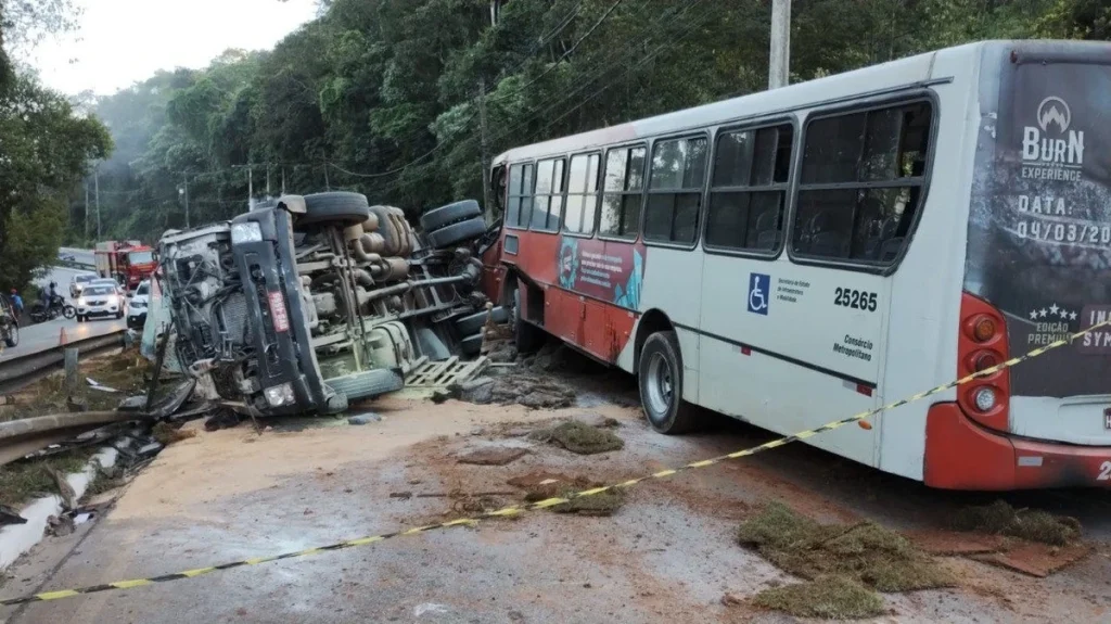 Acidente entre ônibus e carreta deixa oito feridos na Grande BH