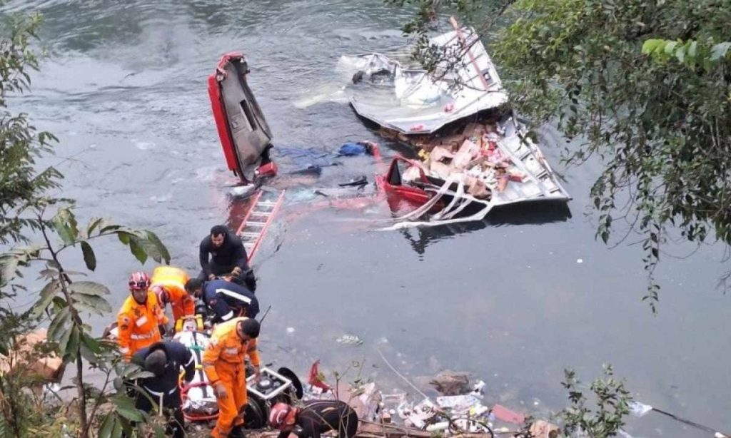 VÍDEO: Caminhão cai em rio na BR-262 e motorista fica preso às ferragens em Minas