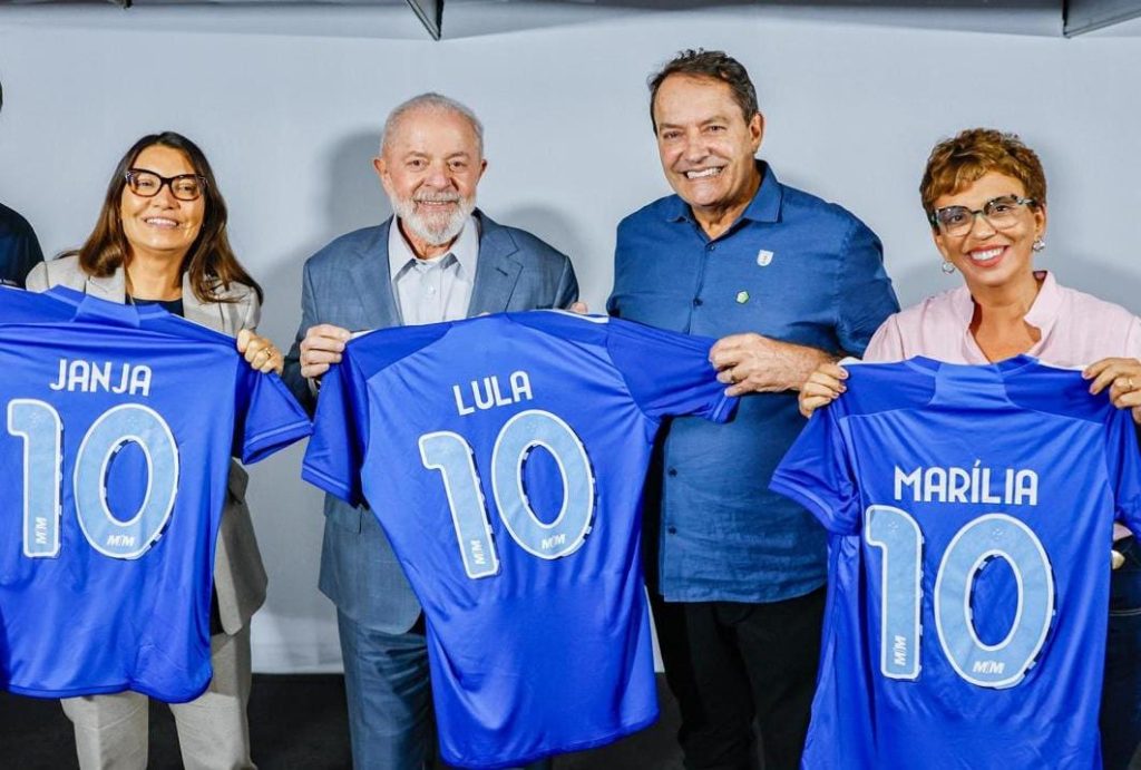 Pedro Lourenço entrega camisas do Cruzeiro a Lula, Janja e Marília Campos