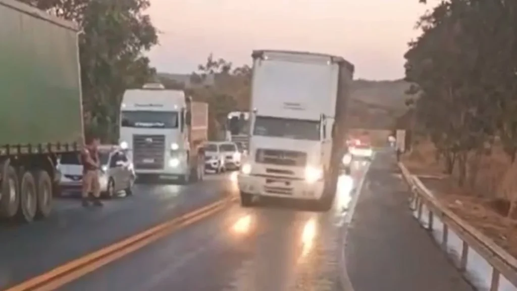 Vídeo: Motorista grava 'na calmaria' antes de acidente em rodovia de Minas