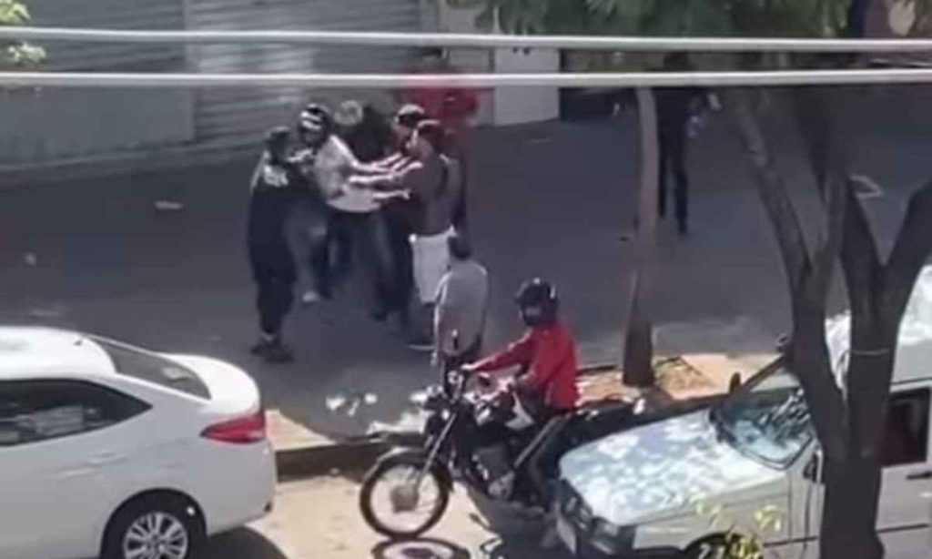 Ladrão tenta roubar moto, mas apanha no meio da rua em BH