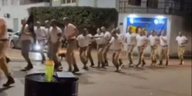 Marcha da PM gera polêmica em Minas: 'Cabra safado, petista, maconheiro' 1 'Cabra safado, petista, maconheiro': Marcha da PM gera polêmica em Minas