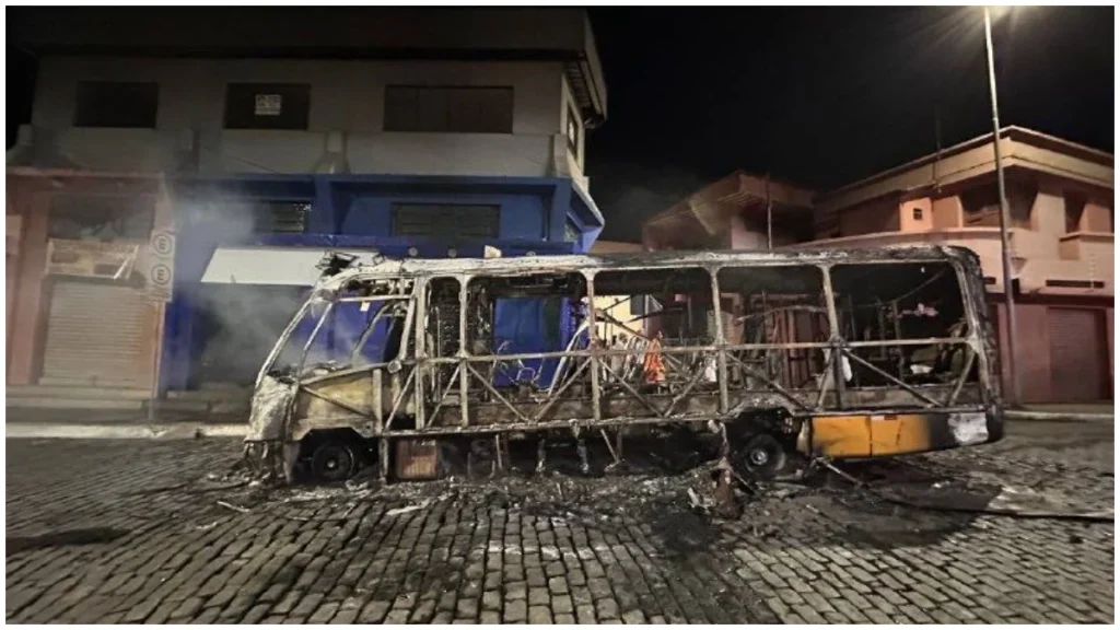 Incêndio destrói micro-ônibus na Grande BH