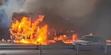 Vídeo: Ônibus pega fogo durante horário de pico na Grande BH