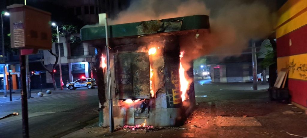 Ciúme incendiário: Homem taca fogo em banca de jornal após dono assumir romance com ex