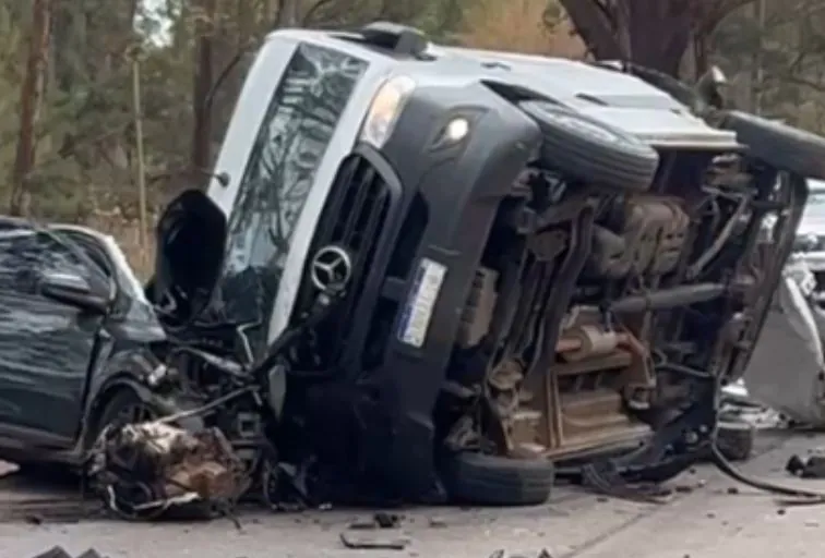 Homem furta ônibus, bate em van e uma pessoa morre na BR-040, na Grande BH