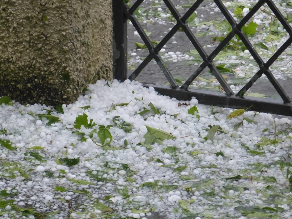 Nesta sexta-feira (18), o Inmet emitiu alerta para temporal em 406 municípios mineiros. As chuvas podem atingir até 100 mm - chuva granizo