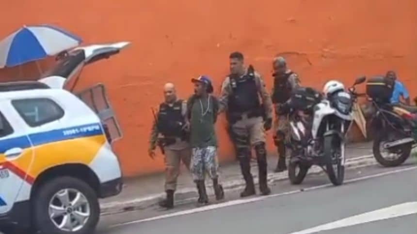 Vídeo: Homem que fingia usar muleta furta mulher, corre da Polícia e é preso em Minas 2 Homem que fingia usar muleta furta mulher, corre da Polícia e é preso em Minas
