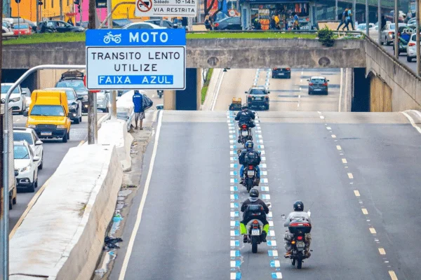 Álvaro Damião nega suspensão do moto táxi em BH e estuda 'faixa exclusiva' - faixa azul moto 2