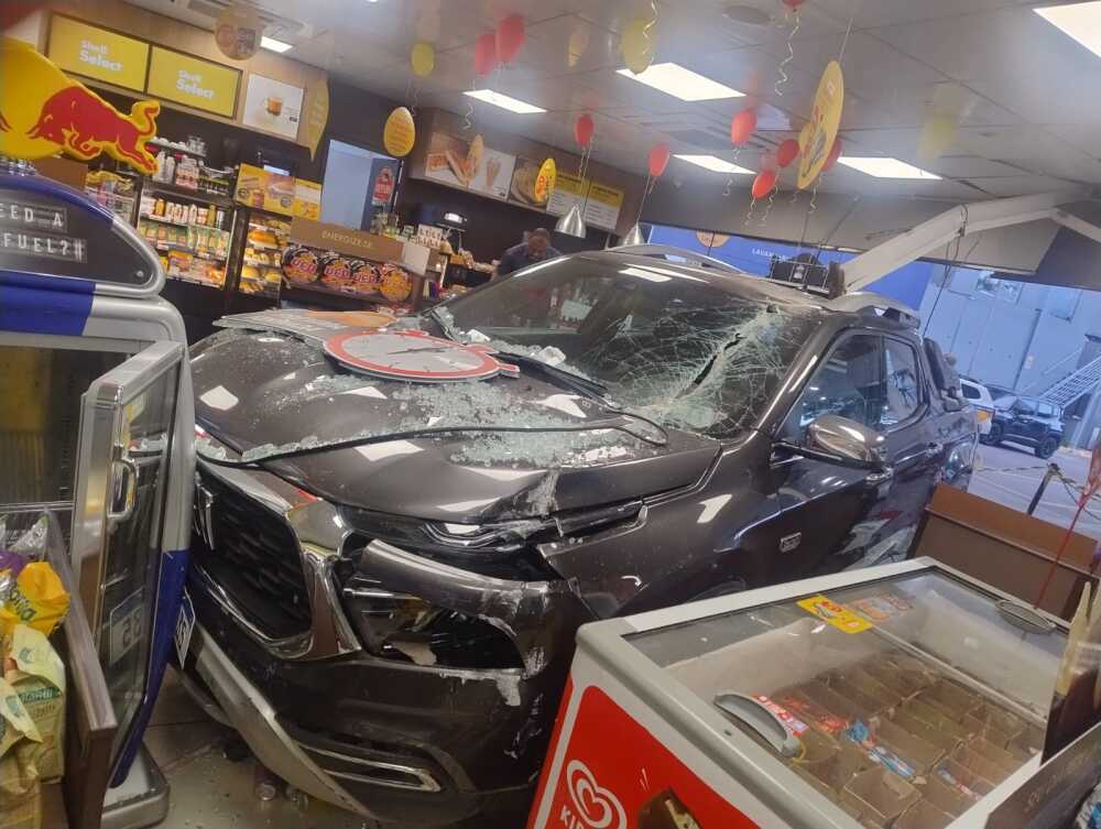 Carro invade loja de conveniência em posto de combustível no bairro Buritis, em BH - WhatsApp Image 2025 02 25 at 11.59.43