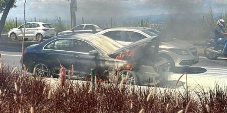Carro de luxo pega fogo na av. Raja Gabaglia, em BH