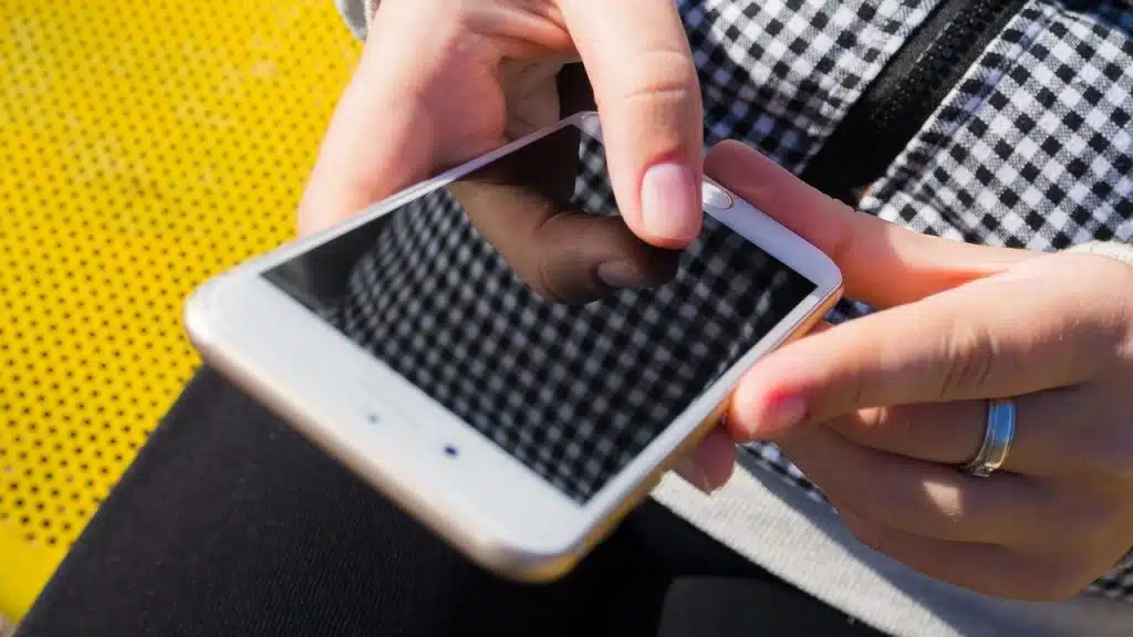 Teve o celular roubado ou furtado no Carnaval? Saiba como bloquear ou rastrear o aparelho - celular roubado o que fazer