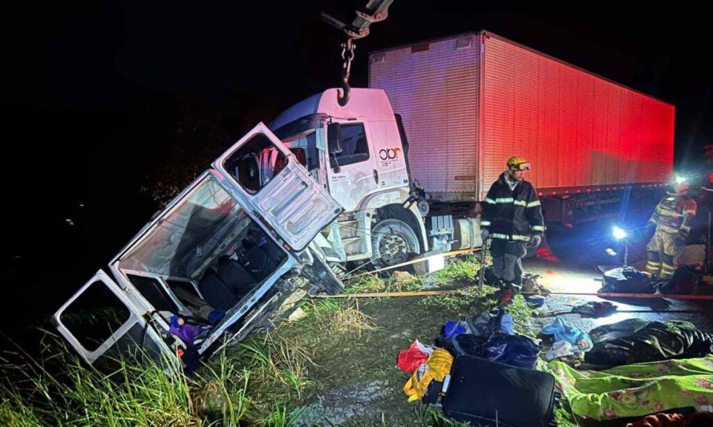 Vídeo: Acidente entre van e carreta deixa 9 mortos e 10 feridos na BR-251, em Minas