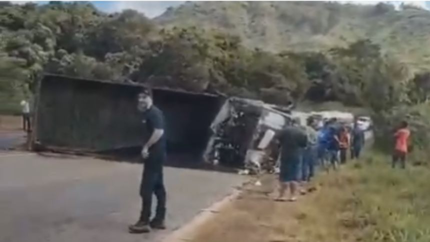 Vídeo: Carreta com asfalto tomba e fecha totalmente a BR-040, em Minas 2 Carreta com asfalto tomba e fecha totalmente a BR-040, em Minas