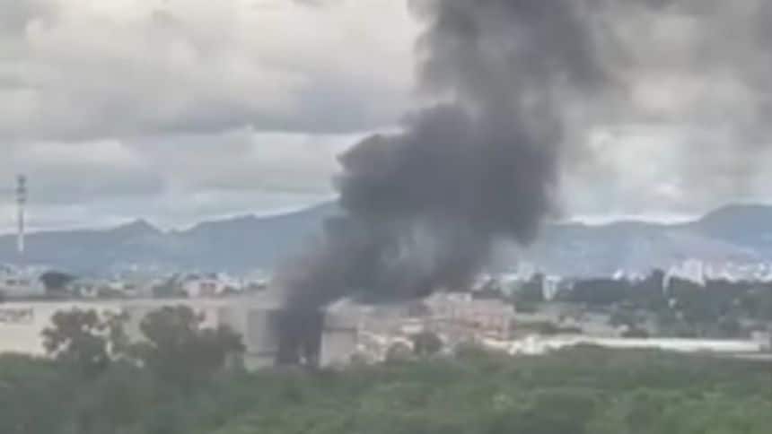 Vídeo: Incêndio atinge caminhão em supermercado no bairro Serra Verde, em BH 2 Incêndio atinge caminhão em supermercado no bairro Serra Verde, em BH