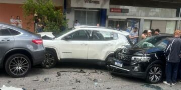 Acidente envolvendo carros e ônibus deixa idosa ferida no Belvedere, em BH