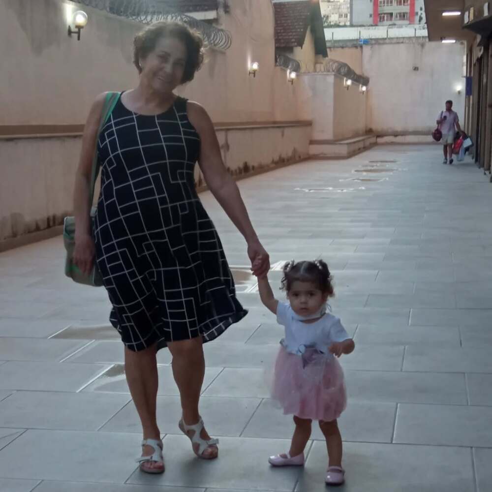 Menina encontrada morta junto com mãe e avó em BH é velada; saiba quem são as vítimas - download 1