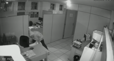 Vídeo: Ladrão furta empresa em BH e leva R$ 3,2 mil em dinheiro - image 10