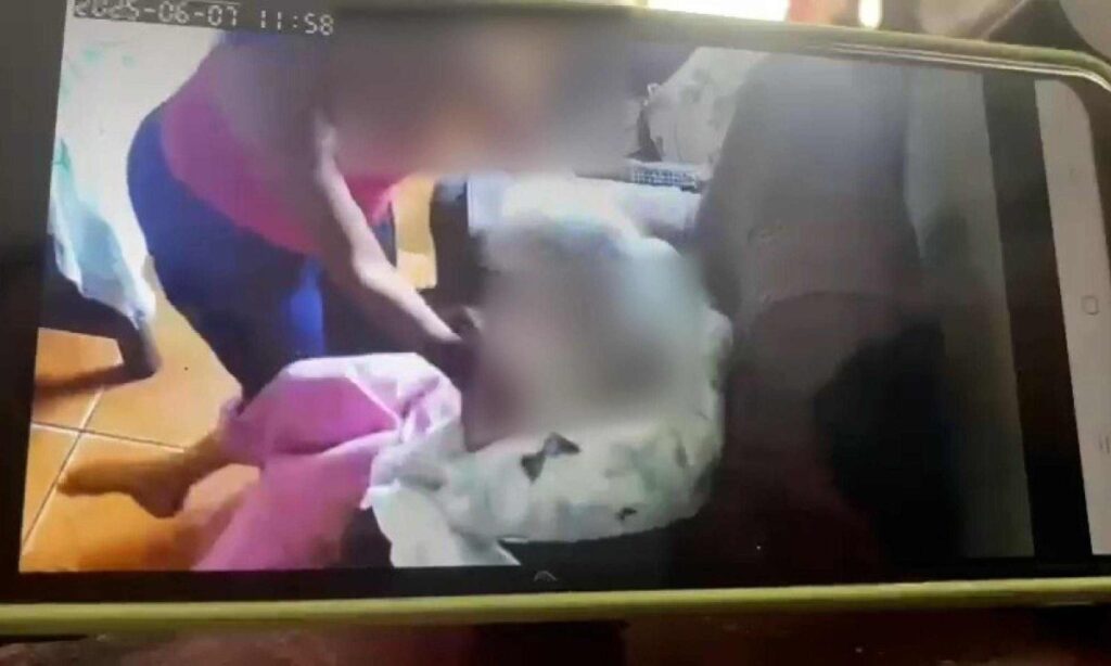 Vídeo: Idosa é agredida dentro de casa por cuidadora em BH 2 Vídeo: Mulher é agredida dentro de casa por cuidadora em BH