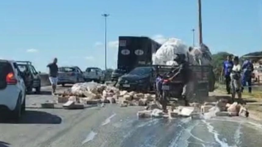 Caminhão com leite tomba e interdita Anel Rodoviário de BH 2 Caminhão com leite tomba e interdita Anel Rodoviário de BH - 7555 8