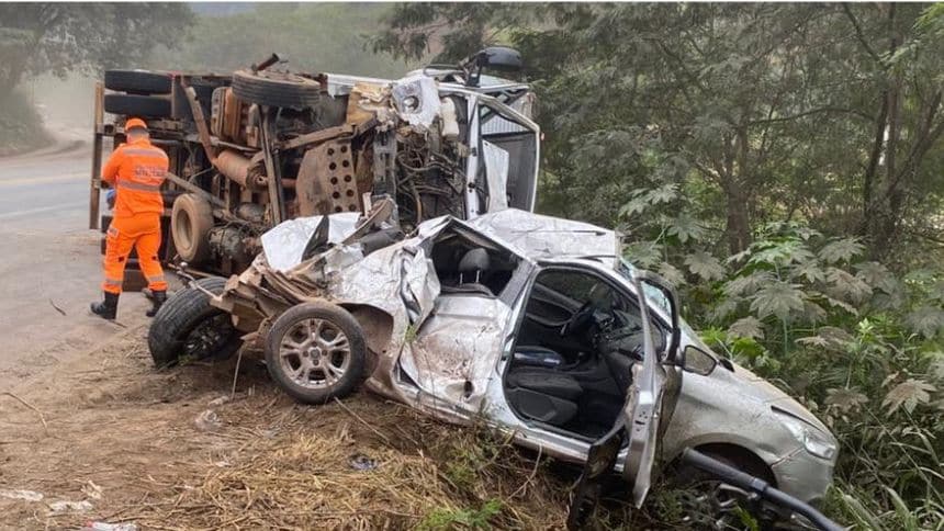 Vídeo: Acidente entre carros e caminhão na BR-381 deixa um morto e dois feridos 2 Acidente entre carros e caminhão na BR-381 deixa um morto e dois feridos