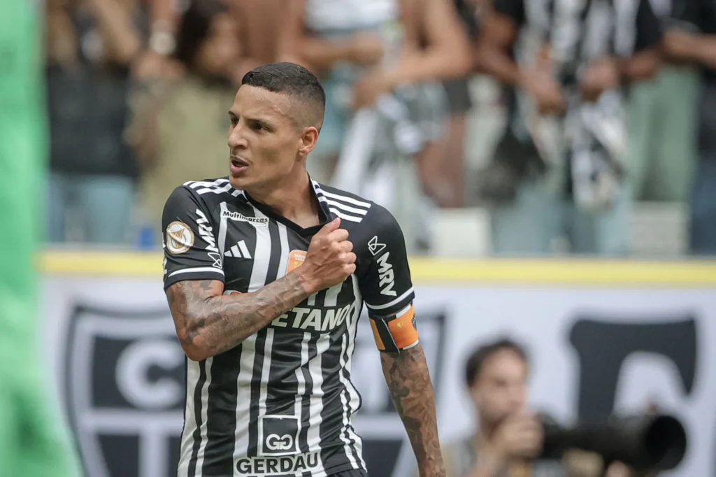 Casa de Guilherme Arana, do Atlético, é invadida e furtada em BH 2 Casa de Guilherme Arana, do Atlético, é invadida e furtada em BH