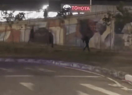 Vídeo flagra ladrões 'se preparando' para roubo em semáforo na av. Antônio Carlos, em BH 2 Vídeo flagra ladrões 'se preparando' para roubo em semáforo na av. Antônio Carlos, em BH - image 1