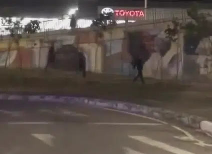 Vídeo flagra ladrões 'se preparando' para roubo em semáforo na av. Antônio Carlos, em BH 2 Vídeo flagra ladrões 'se preparando' para roubo em semáforo na av. Antônio Carlos, em BH - image 1