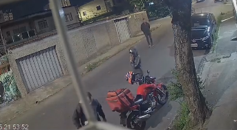 Vídeo: Entregador de lanches é assaltado no bairro Ipiranga, em BH 2 Vídeo: Entregador de lanches é assaltado no bairro Ipiranga, em BH - image 5