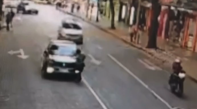 Vídeo: Idosa é atropelada ao atravessar fora da faixa no Centro de BH 2 Idosa é atropelada ao atravessar fora da faixa no Centro de BH