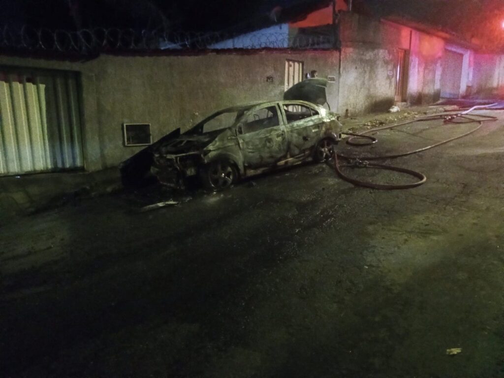 Incêndio destrói veículo no bairro Ipiranga, em BH; vídeo 2 Incêndio destrói veículo no bairro Ipiranga, em BH; vídeo - photo 5116331812736576871 y