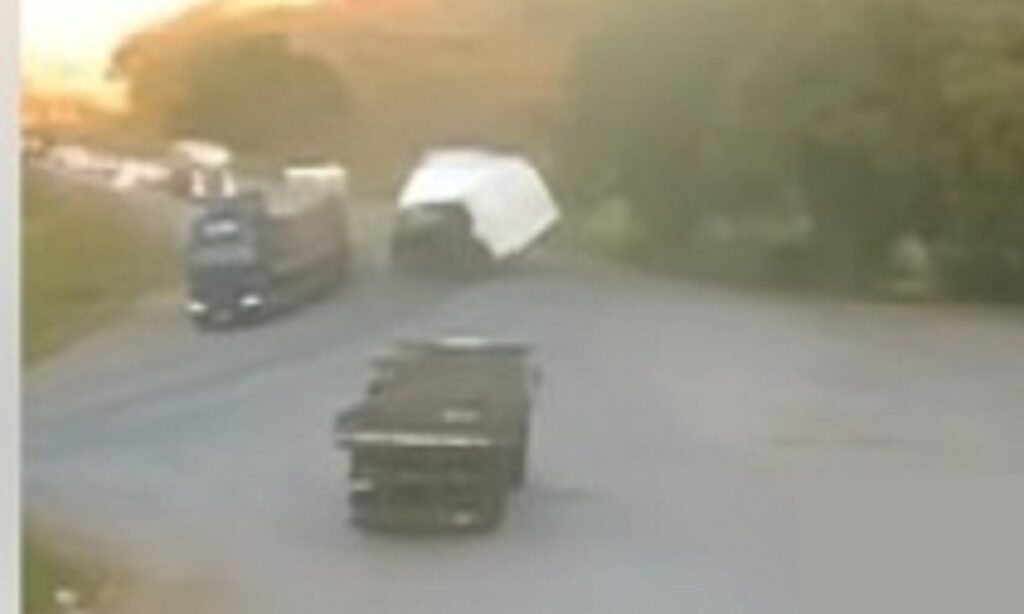 Vídeo: Pai, filho de três anos e motorista morrem após caminhão tombar na BR-116, em Minas 2 Pai, filho de três anos e motorista morrem após caminhão tombar na BR-116, em Minas